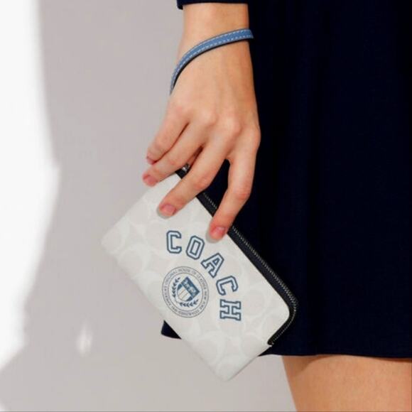 COACH VARSITY CORNER ZIP WRISTLET IN SIGNATURE CANVAS CHALK/INDIGO - Picture 3 of 3